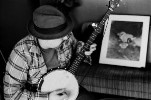 Photo of James Slay of Dumfuxx playing banjo.